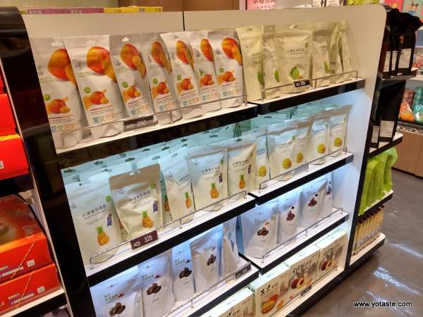 機場免稅店陳列的眼鏡伯台灣水果乾